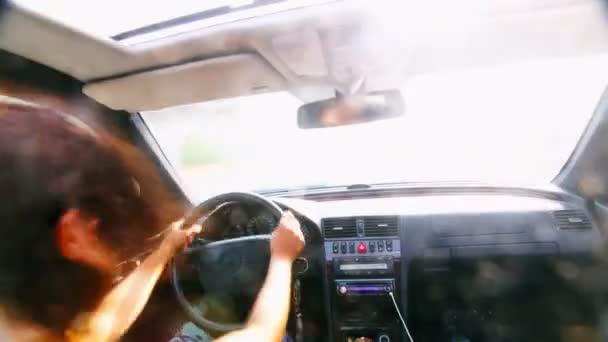 Постріл дівчини за кермом гарної машини — стокове відео