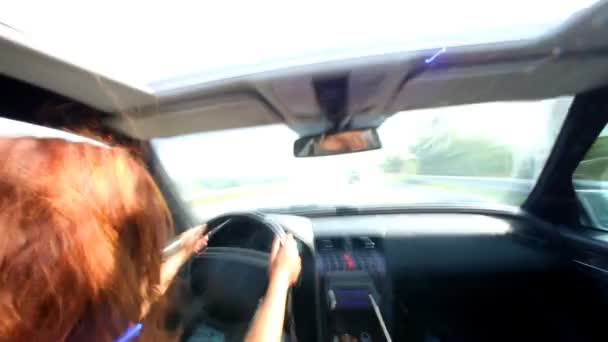 Tiro de una chica conduciendo un buen coche — Vídeos de Stock