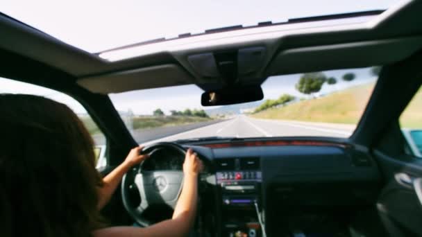 Tiro de uma menina dirigindo um carro agradável — Vídeo de Stock