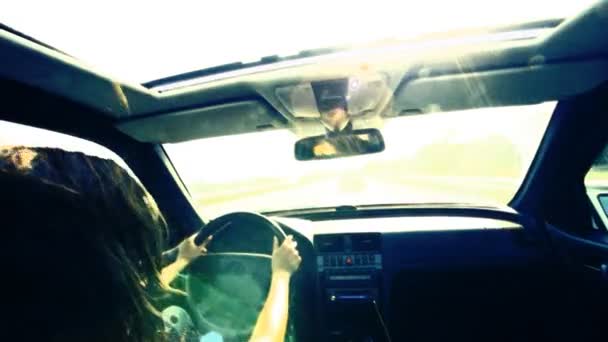 Снимок девушки за рулём красивой машины — стоковое видео