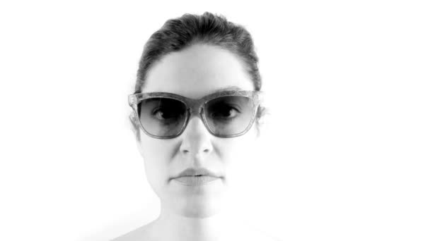 Stopmotion 的一个漂亮的女人戴着不同的复古太阳镜 — 图库视频影像