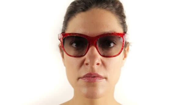 Detención de una mujer bonita con diferentes gafas de sol retro — Vídeos de Stock
