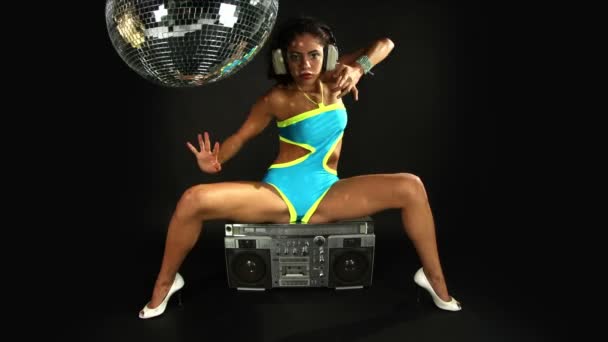 一个美丽的女人跳舞的性感镜头 — 图库视频影像