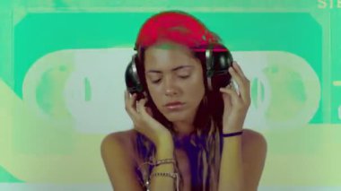 kulaklıklar müzik dinlemek güzel bir genç kadın