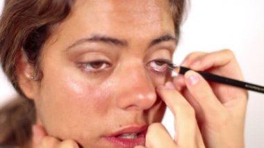 Çekimden önce uygulanan makyaj zorunda modeli