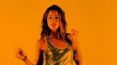 parlayan disko elbiseli seksi kadın danslar