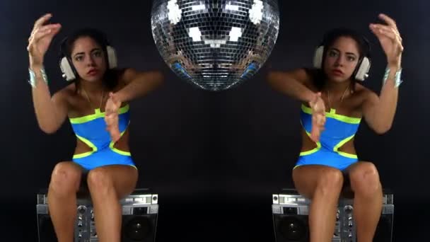 Smyslná záběr krásné ženy tančí — Stock video