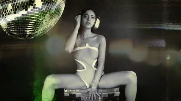 Foto sensual de una hermosa mujer bailando — Vídeo de stock