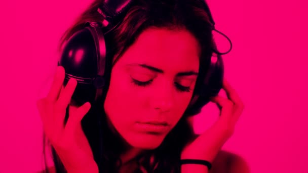 Gros plan de belle jeune femme écoutant de la musique sur écouteurs — Video