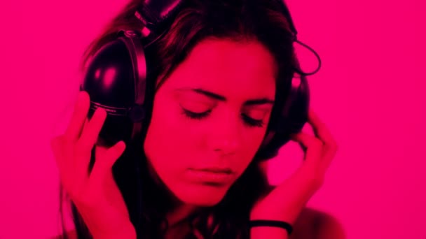 Primer plano de la hermosa mujer joven escuchando música en los auriculares — Vídeo de stock