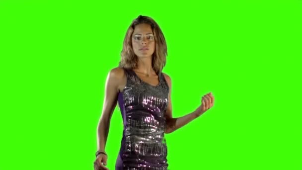 Green Screen Shot einer sexy Frau, die in einem glitzernden Disco-Kleid tanzt — Stockvideo