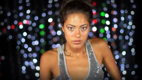 광채가 디스코 배경으로 섹시 한 여자 춤 — 비디오
