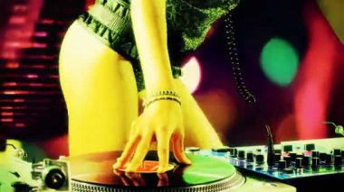 seksi kadın dj dans ve kayıtları oynamaya çekimler kadar yakın