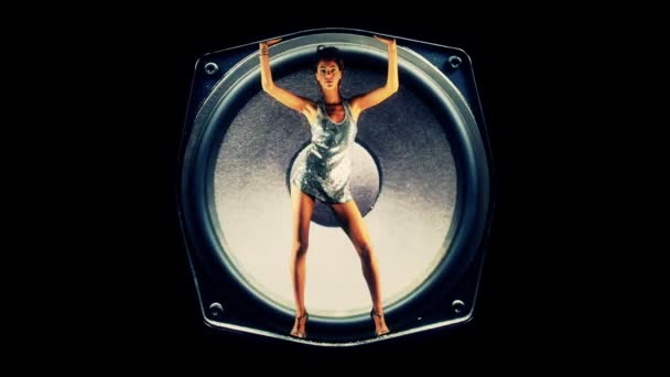 Sexy gogo danser binnen een hifi-luidspreker — Stockvideo