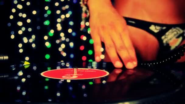Nahaufnahmen von sexy weiblichen DJs, die tanzen und Platten spielen — Stockvideo