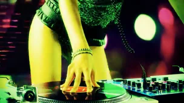 Close-up shots van sexy vrouwelijke dj dansen en spelen records — Stockvideo