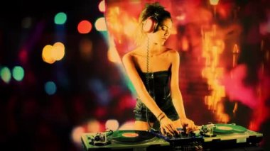 bir seksi kadın dj dans ve kayıtları disko stili arka plan ile oynama