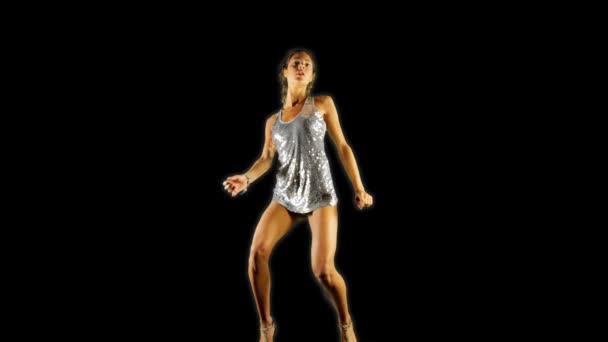 Uma mulher sexy dança em um vestido de discoteca brilhante — Vídeo de Stock