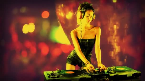 Ein sexy weiblicher DJ tanzt und spielt Platten mit Disco-Hintergrund — Stockvideo