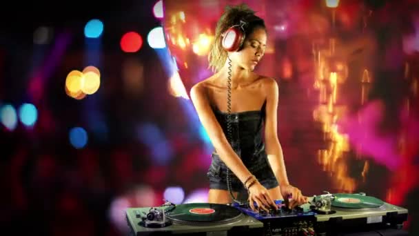 Un dj femminile sexy che balla e suona dischi con sfondo in stile disco — Video Stock