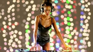 bir seksi kadın dj dans ve kayıtları disko stili arka plan ile oynama