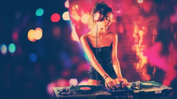 Un dj femenino sexy bailando y tocando discos con fondo de estilo disco — Vídeo de stock