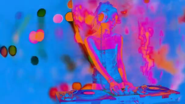 Un DJ féminin sexy dansant et jouant des disques avec fond de style disco 