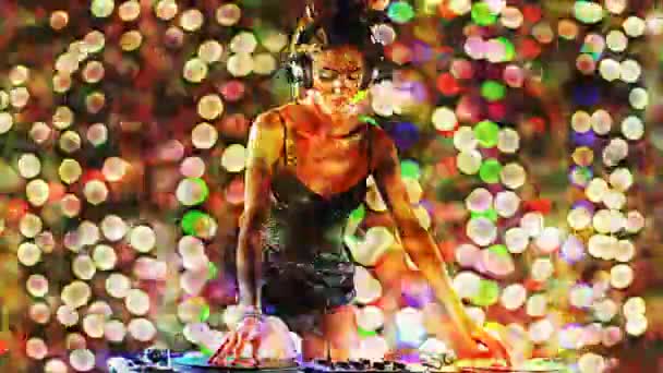 En sexiga kvinnliga dj dansa och leka rekord med disco stil bakgrund — Stockvideo