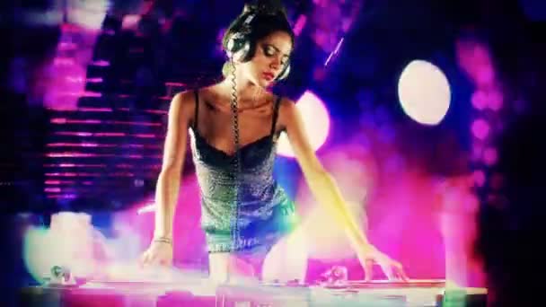 Un DJ féminin sexy dansant et jouant des disques avec fond de style disco — Video
