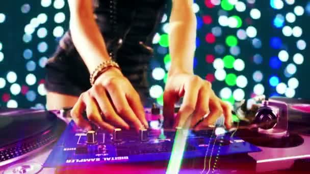Nahaufnahme eines sexy weiblichen DJs, der tanzt und Platten abspielt — Stockvideo
