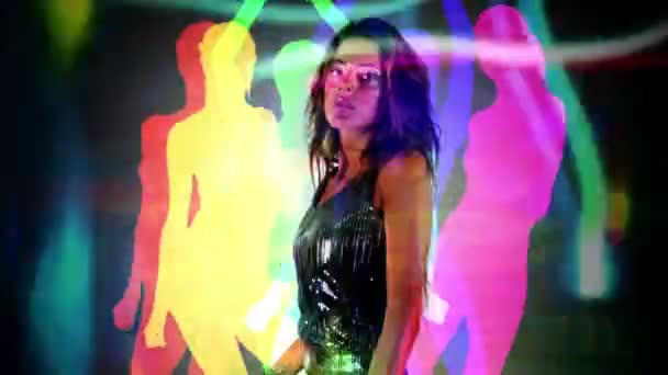 Una mujer sexy baila en un vestido de discoteca brillante — Vídeos de Stock