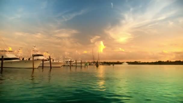 Beautiful and dramatic sunset timelapse with wonderful colours of yachts — Stock Video