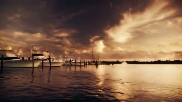 Beautiful and dramatic sunset timelapse with wonderful colours of yachts — Stock Video