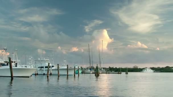 Timelapse magnifique et dramatique avec des couleurs merveilleuses de yachts — Video