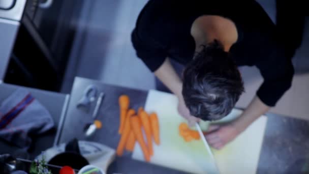 Close-ups de chefs preparando comida em uma cozinha de restaurante — Vídeo de Stock