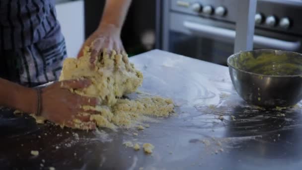 Detailní záběry kuchaři připravují jídlo v kuchyni restaurace — Stock video