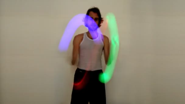 Mann jongliert mit Bällen — Stockvideo