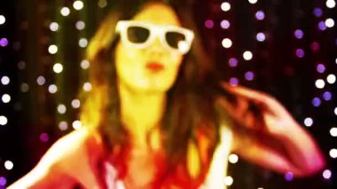 arka planda disko ışıkları ile odak dışı seksi kadın danslar