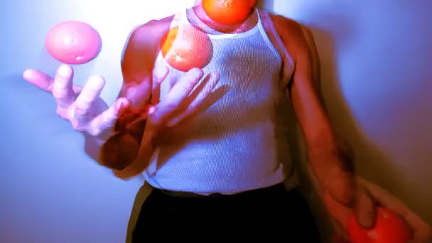 Man jongleren met ballen — Stockvideo