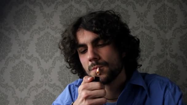 Uomo che fuma su una sedia — Video Stock