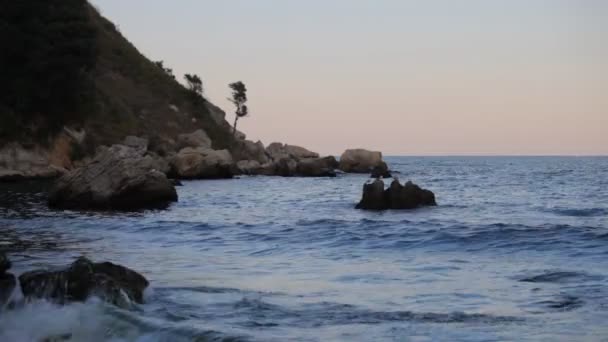 Abstrato belo tiro tranquilo de mar e praia ao pôr do sol — Vídeo de Stock