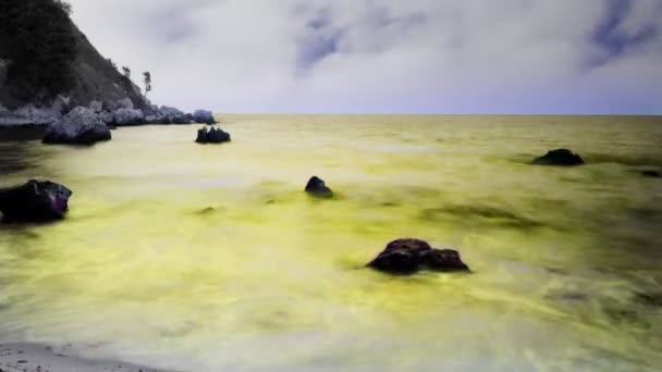 Abstraktní krásný záběr klidné moře a pláž při západu slunce — Stock video