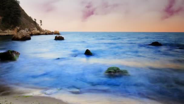 Abstrakt vackra lugna skott av havet och stranden i solnedgången — Stockvideo
