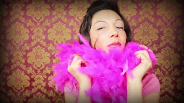 Une femme super sexy danse et taquine avec un boa rose vif — Video