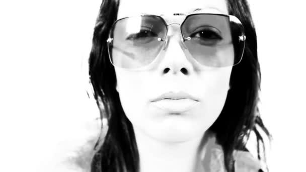 Крупним планом обличчя красивої жінки, коли вона танцює з сонцезахисними окулярами — стокове відео