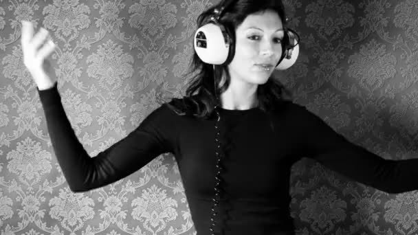 Зупинити рух сексуальної жінки танцює з ретро-білими навушниками — стокове відео