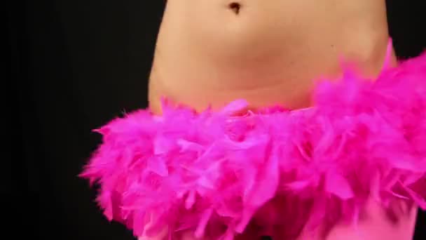 Крупный план остановки движения сексуальной женщины, когда она танцует с розовой юбкой в пачке — стоковое видео