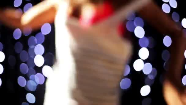 Сексуальная женщина танцует не в фокусе — стоковое видео