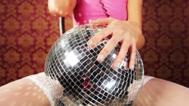 Eine supersexy Frau tanzt und neckt in Dessous auf einem Stuhl — Stockvideo