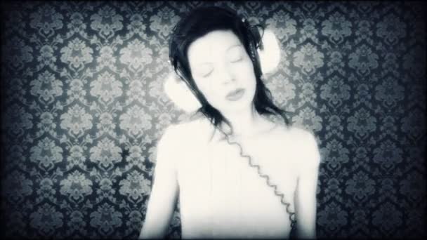 一个超级性感的女人共舞戴耳机 — 图库视频影像